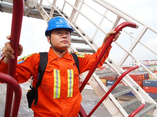 刘起 山东港口青岛前湾集装箱码头有限责任公司桥吊司机